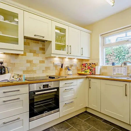 5 Bed In Outgate And Tarn Hows Llh55 *
